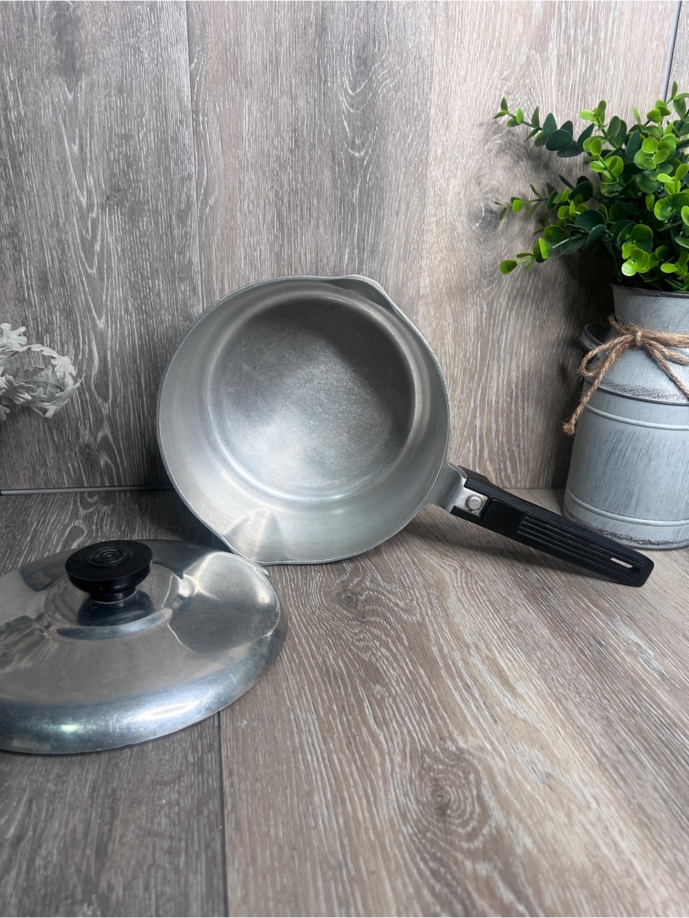 Vintage Wagner Ware Magnalite 3 Qt Saucepan w/Lid Double Pour Spout - Excellent - Picture 2 of 8